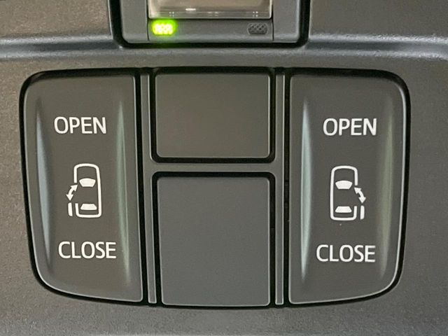 【両側パワースライドドア】スマートキーや運転席のスイッチで後席両側スライドドアの開閉が可能♪電動だから力を入れてドアを開ける必要が無く、小さなお子様でも簡単に開け閉めでき快適です♪