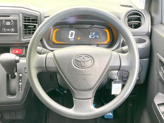�C���e���A�ɍ��킹���f�U�C���̃X�e�A�����O�́A�^�]�������̂��Ƃ��l���A�^�]���₷���`��A�傫���ł��B�����x�A���ۂɐG���Ă��m���߂��������B