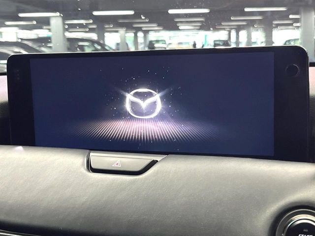【12.3インチマツダコネクト】車内の雰囲気にマッチした大型ディスプレイ。スマホ接続でのナビ使用やBluetooth再生等、様々な機能が楽しめます。直感的なダイヤル操作が可能で、使い勝手も良好です。