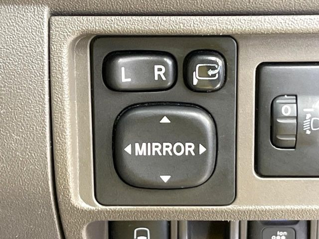 【電動格納ミラー】サイドミラーは電動格納式となっており、狭い駐車場でもキズがつくリスクを抑えられます。