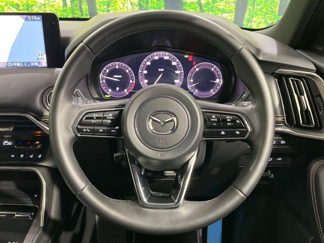 【ステアリングヒーター】冬場に冷たくなりやすい革巻きステアリングを、スイッチ一つで素早く適温に!エアコンよりも早く温まってくれるので、寒い日の運転も快適になりますね♪