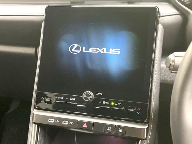 �y9.8�C���` �f�B�X�v���C�I�[�f�B�I�z���ʂ̃f�B�X�v���C��AppleCarPlay��AndroidAuto�����p�\�B�傫�ȉ�ʂŃX�}�z�i�r�A�v���������p���������܂���