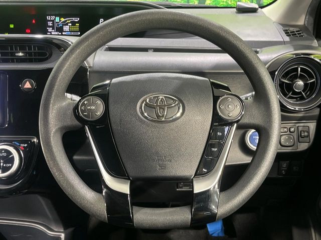 �C���e���A�ɍ��킹���f�U�C���̃X�e�A�����O�́A�^�]�������̂��Ƃ��l���A�^�]���₷���`��A�傫���ł��B�����x�A���ۂɐG���Ă��m���߂��������B