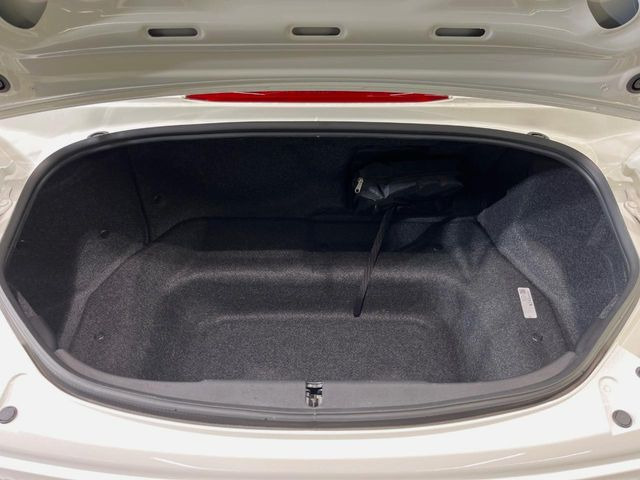 積み下ろしのしやすいデッキにはたっぷりと荷物を積み込んでいただけます。遊びから仕事まで、様々なシーンで頼れます♪