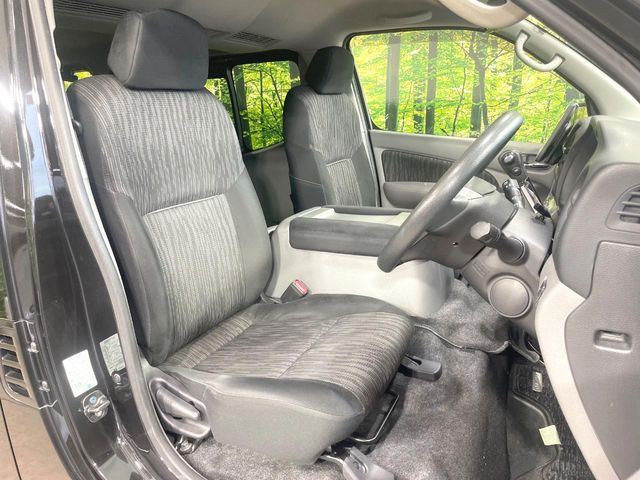 運転席シート廻りは使用感も少なく、良好な状態となっています。丁寧に使われていたことがよくわかりますね。