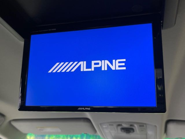 【フリップダウンモニター】大画面モニターで後席でもエンタメをお楽しみいただけます。小さなお子様にも大人気の装備です♪