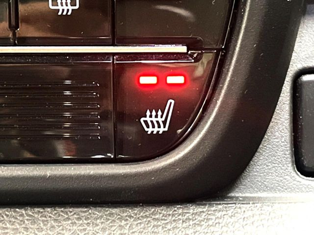 【シートヒーター】寒い日に重宝するシートヒーター!エアコンより早く温まってくれるので寒がりの人も安心ですね♪エアコンの温風は乾燥するから苦手、という方にもをおすすめです。