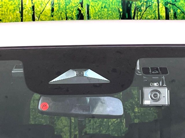 【ホンダセンシング】走行中に前方の車両等を認識し、衝突しそうな時は警報とブレーキで衝突回避と被害軽減をアシスト。より安全にドライブをお楽しみいただけます。