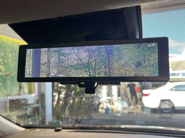 【インテリジェントルームミラー】後席の大きな荷物や同乗者で後方が確認しづらい時でも安心!カメラが撮影した車両後方の映像をルームミラー内に表示。クリアな視界で状況の確認が可能です!