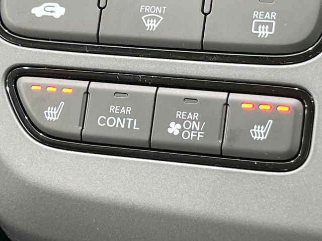 【シートヒーター】寒い日に重宝するシートヒーター!エアコンより早く温まってくれるので寒がりの人も安心ですね♪エアコンの温風は乾燥するから苦手、という方にもをおすすめです。