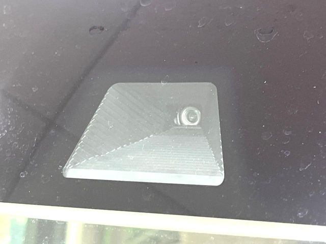 【ホンダセンシング】走行中に前方の車両等を認識し、衝突しそうな時は警報とブレーキで衝突回避と被害軽減をアシスト。より安全にドライブをお楽しみいただけます。