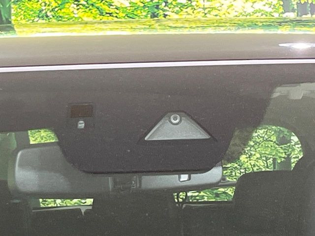 【アドバンストスマートシティブレーキサポート】低速走行中に前方の車両等を認識し、衝突しそうな時は警報とブレーキで衝突回避と被害軽減をアシスト。より安全にドライブをお楽しみいただけます。