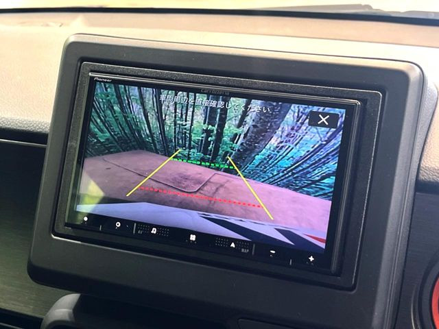 【バックカメラ】駐車時に後方がリアルタイム映像で確認できます。大型商業施設や立体駐車場での駐車時や、夜間のバック時に大活躍!運転スキルに関わらず、今や必須となった装備のひとつです!