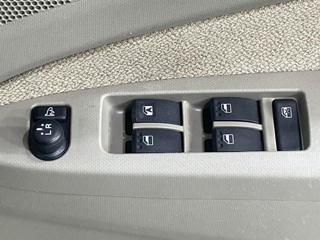 【電動格納ミラー】サイドミラーは電動格納式となっており、狭い駐車場でもキズがつくリスクを抑えられます。