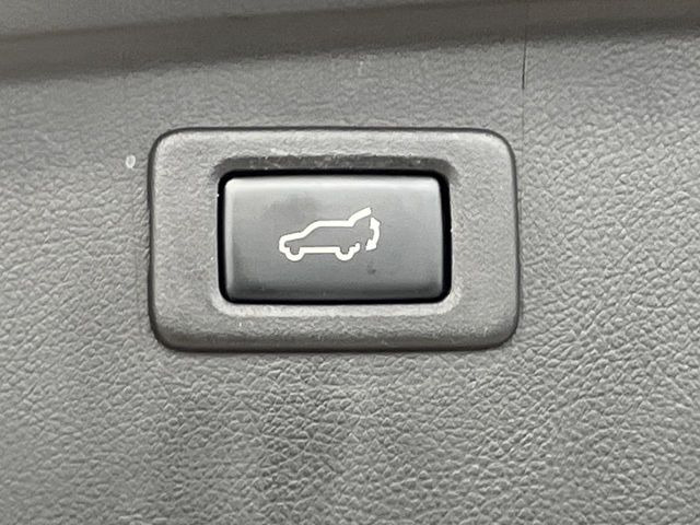 【パワーバックドア】スマートキーや運転席のボタンを押すだけでリアゲートが自動で開閉します!荷物を持っている時や、高い位置にあるバックドアを閉める際に便利な機能です♪