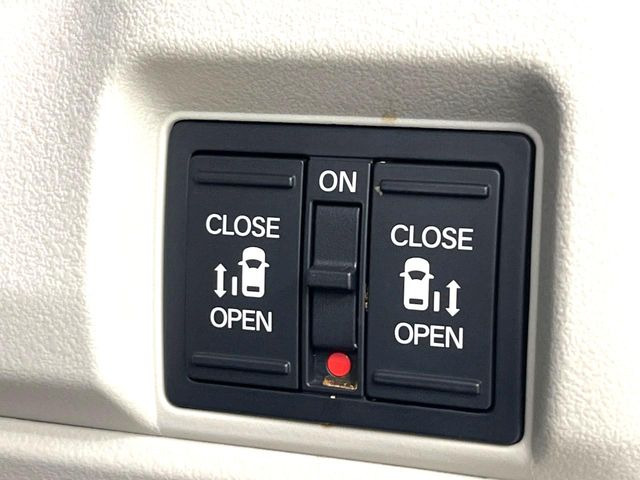 【両側パワースライドドア】スマートキーや運転席のスイッチで後席両側スライドドアの開閉が可能♪電動だから力を入れてドアを開ける必要が無く、小さなお子様でも簡単に開け閉めでき快適です♪