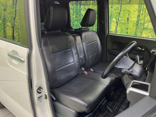運転席まわりには十分なスペースがあり、大柄な方でもゆったり運転していただける環境です。