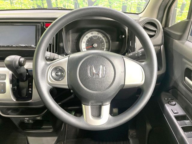 インテリアに合わせたデザインのステアリングは、運転される方のことも考え、運転しやすい形状、大きさです。是非一度、実際に触ってお確かめください。
