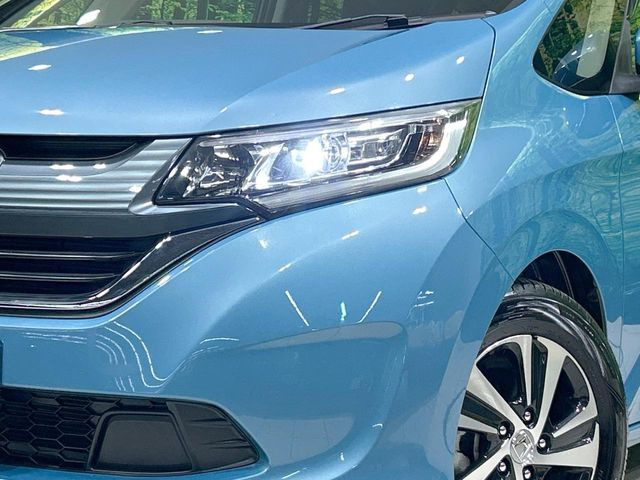【LEDヘッドライト】悪天候や夜間走行時も良好な視界を確保し安心して運転できる高輝度LEDヘッドライトを装備!点灯速度が早く、消費電力も抑えられています。