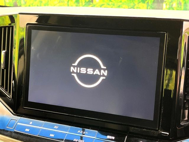 【純正大画面ナビ】人気の大型10インチナビを装備。存在感のある大画面はインパクト大!ナビ利用時のマップ表示は見やすく、テレビやDVDは臨場感がアップ!いつものドライブがグッと楽しくなります♪