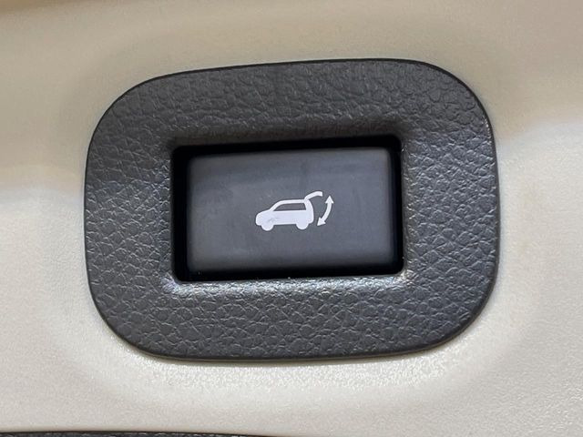 【パワーバックドア】スマートキーや運転席のボタンを押すだけでリアゲートが自動で開閉します!荷物を持っている時や、高い位置にあるバックドアを閉める際に便利な機能です♪