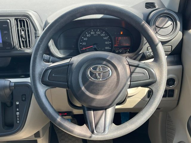 インテリアに合わせたデザインのステアリングは、運転される方のことも考え、運転しやすい形状、大きさです。是非一度、実際に触ってお確かめください。