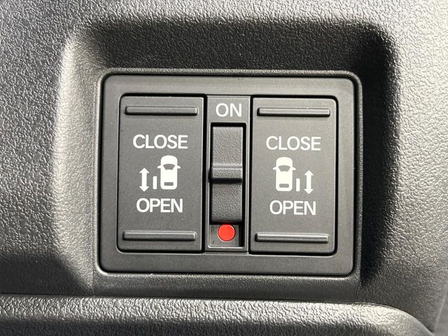 【両側パワースライドドア】スマートキーや運転席のスイッチで後席両側スライドドアの開閉が可能♪電動だから力を入れてドアを開ける必要が無く、小さなお子様でも簡単に開け閉めでき快適です♪