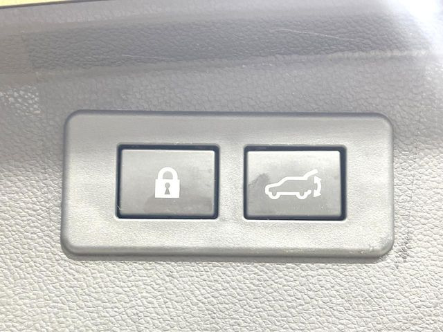 【パワーバックドア】スマートキーや運転席のボタンを押すだけでリアゲートが自動で開閉します!荷物を持っている時や、高い位置にあるバックドアを閉める際に便利な機能です♪