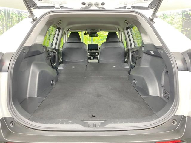 後席を格納すると、これだけの広さが!シーンに合わせたシートアレンジで、大きな荷物も積むことが出来ます♪