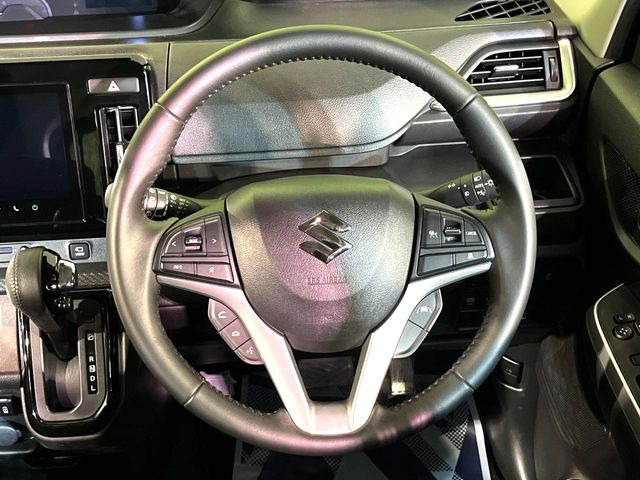 【純正革巻きステアリング】上質な革を使用することで、手にしっかり馴染みとても運転しやすいハンドルです♪