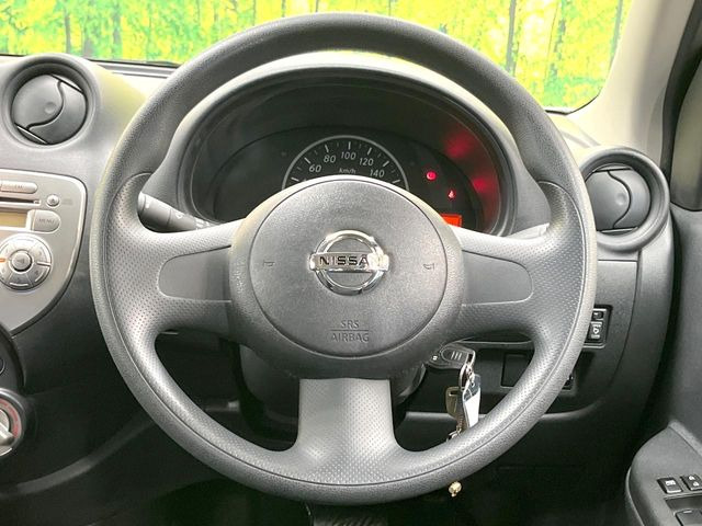 �C���e���A�ɍ��킹���f�U�C���̃X�e�A�����O�́A�^�]�������̂��Ƃ��l���A�^�]���₷���`��A�傫���ł��B�����x�A���ۂɐG���Ă��m���߂��������B
