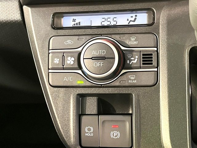 【オートエアコン】一度お好みの温度に設定すれば、車内の温度を検知し風量や温度を自動で調整。暑い&hellip;寒い&hellip;と何度もスイッチ操作をする必要はありません。快適な車内空間には必須の機能ですね♪