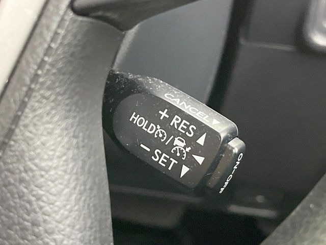【レーダークルーズコントロール】高速道路での長距離走行が楽に!!自動で速度を保つクルーズコントロールが、衝突軽減システムと連携し、前方の車両を感知して車間を保つように速度調節してくれます!!