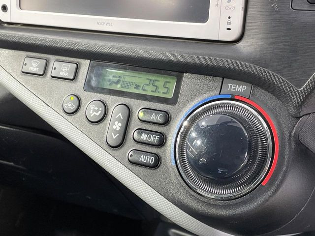 【オートエアコン】一度お好みの温度に設定すれば、車内の温度を検知し風量や温度を自動で調整。暑い&hellip;寒い&hellip;と何度もスイッチ操作をする必要はありません。快適な車内空間には必須の機能ですね♪