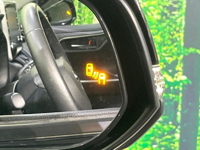 【ブラインドスポットモニター】走行中、ドアミラーの死角になりやすい箇所に後続車が接近するとサイドミラーのレンズに警告を表示!ドライバーに注意喚起をしてくれます。