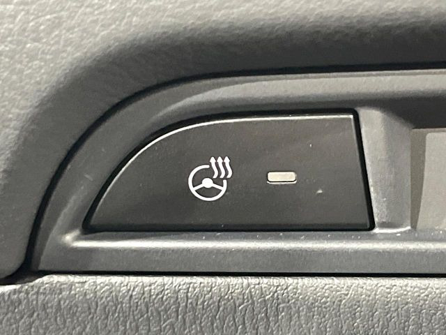 【ステアリングヒーター】冬場に冷たくなりやすい革巻きステアリングを、スイッチ一つで素早く適温に!エアコンよりも早く温まってくれるので、寒い日の運転も快適になりますね♪