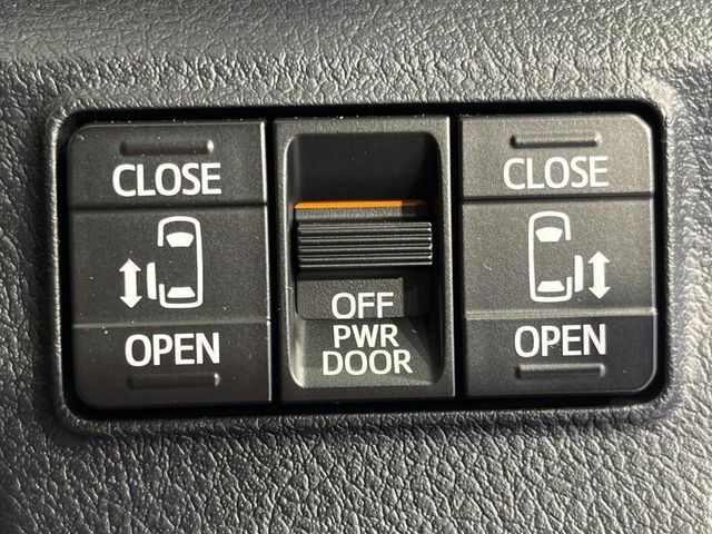 【両側パワースライドドア】スマートキーや運転席のスイッチで後席両側スライドドアの開閉が可能♪電動だから力を入れてドアを開ける必要が無く、小さなお子様でも簡単に開け閉めでき快適です♪
