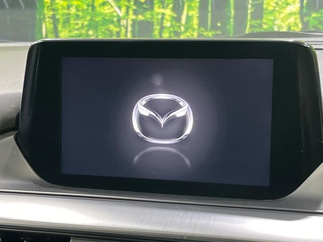 【8インチマツダコネクト】車内の雰囲気にマッチした大型のディスプレイ。スマホ接続でのナビ使用やBluetooth再生等、様々な機能が楽しめます。直感的なダイヤル操作が可能で、使い勝手も良好です。