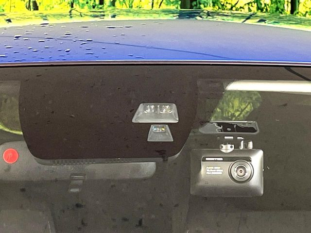 【スマートブレーキサポート】走行中に前方の車両等を認識し、衝突しそうな時は警報とブレーキで衝突回避と被害軽減をアシスト。より安全にドライブをお楽しみいただけます。
