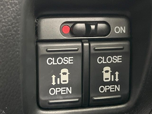 【両側スライドドア】駐車場で隣の車との間隔が狭く乗りにくい時、スライドドアなら安心!ドアオープン時も幅を取らず、開口部が広いので乗り降りがとっても簡単です。大きな荷物の出し入れも後席から可能♪