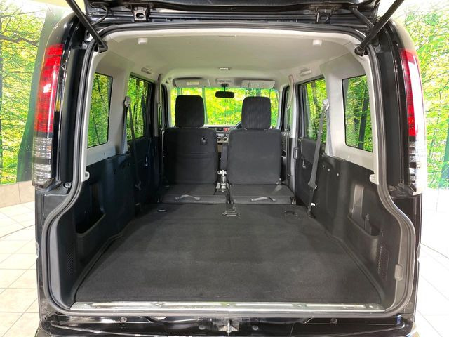後席を格納すると、これだけの広さが!シーンに合わせたシートアレンジで、大きな荷物も積むことが出来ます♪