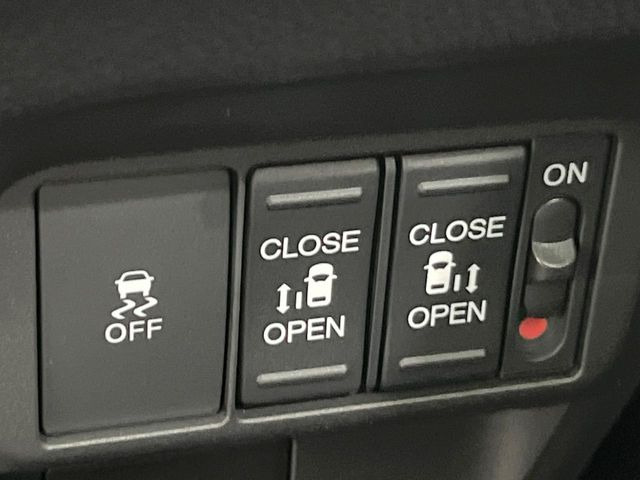 【両側スライドドア】駐車場で隣の車との間隔が狭く乗りにくい時、スライドドアなら安心!ドアオープン時も幅を取らず、開口部が広いので乗り降りがとっても簡単です。大きな荷物の出し入れも後席から可能♪