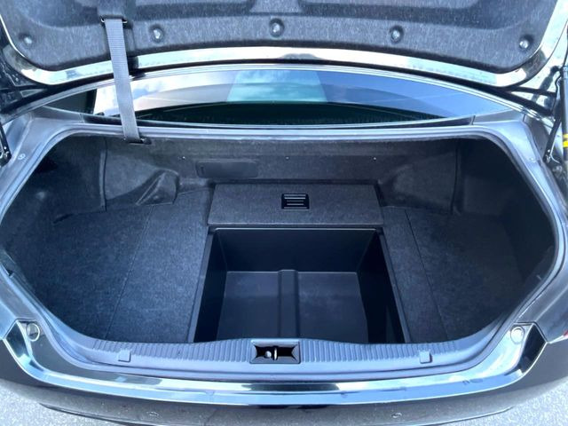 積み下ろしのしやすいデッキにはたっぷりと荷物を積み込んでいただけます。遊びから仕事まで、様々なシーンで頼れます♪