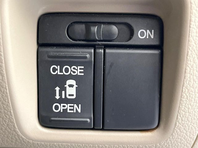 【パワースライドドア】スマートキーや運転席のスイッチでスライドドアの開閉が可能♪電動だから力を入れてドアを開ける必要が無く、小さいお子様でも、重い荷物を持っている時もラクに開け閉めできます♪