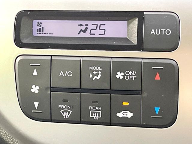 【オートエアコン】一度お好みの温度に設定すれば、車内の温度を検知し風量や温度を自動で調整。暑い&hellip;寒い&hellip;と何度もスイッチ操作をする必要はありません。快適な車内空間には必須の機能ですね♪