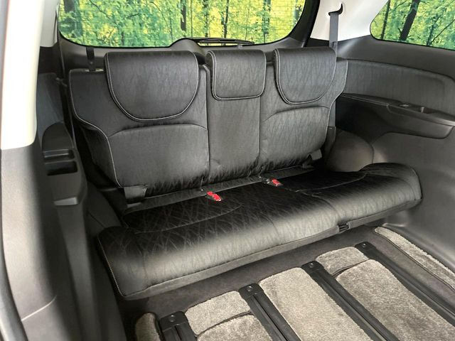 床下収納式のサードシートです。座席部分をコンパクトに収納でき、広大な荷室スペースとしてお使いいただけます!乗車人数や荷物の量など利用シーンに合わせて3列目を有効活用でき、とっても便利♪