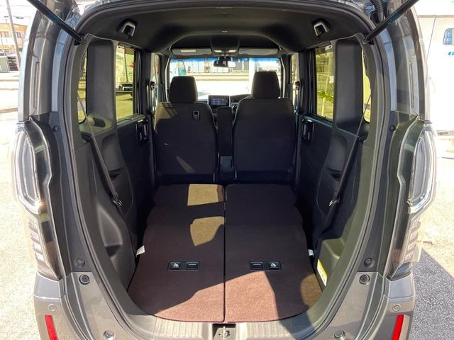 普段のお買い物や通勤、送迎等に十分な荷室スペースを確保しております。セカンドシートを倒すと、大きな荷物の積載も可能です♪