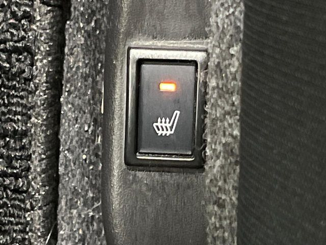 【シートヒーター】寒い日に重宝するシートヒーター!エアコンより早く温まってくれるので寒がりの人も安心ですね♪エアコンの温風は乾燥するから苦手、という方にもをおすすめです。