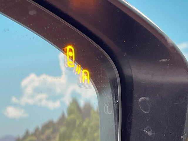 【ブラインドスポットモニタリング】走行中、ドアミラーの死角になりやすい箇所に後続車が接近するとサイドミラー付近に警告を表示、ドライバーに注意喚起をしてくれます。