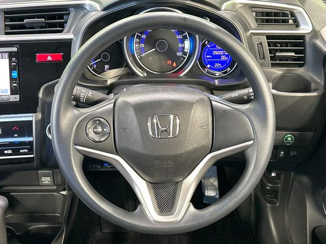 �C���e���A�ɍ��킹���f�U�C���̃X�e�A�����O�́A�^�]�������̂��Ƃ��l���A�^�]���₷���`��A�傫���ł��B�����x�A���ۂɐG���Ă��m���߂��������B